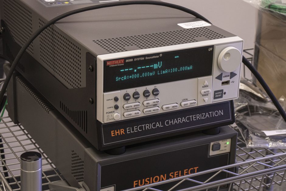 Equipment for the electron microscope