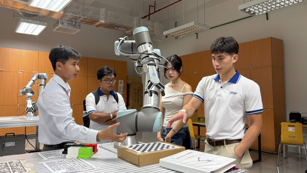 Nikko Sanchez interacts with a universal robot