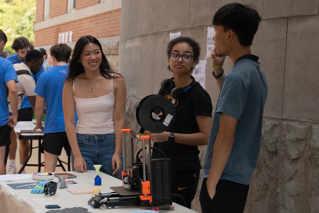 Students at New Student Barbecue 2026